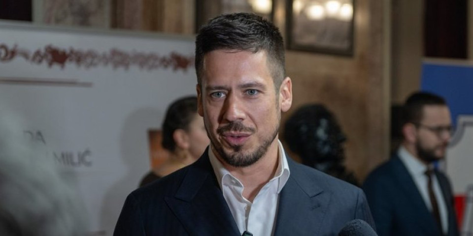 Nikola Rokvić prigrlio koleginicu - Obratio joj se emotivnim rečima: "Hvala ti na ljubavi"