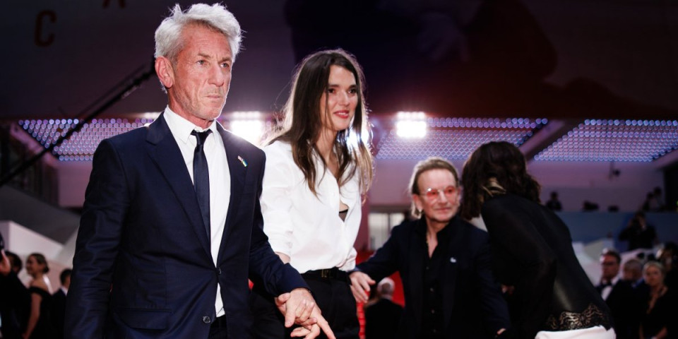 Poznati glumac (65) ima novu devojku koja je mlađa i od njegove dece (FOTO)