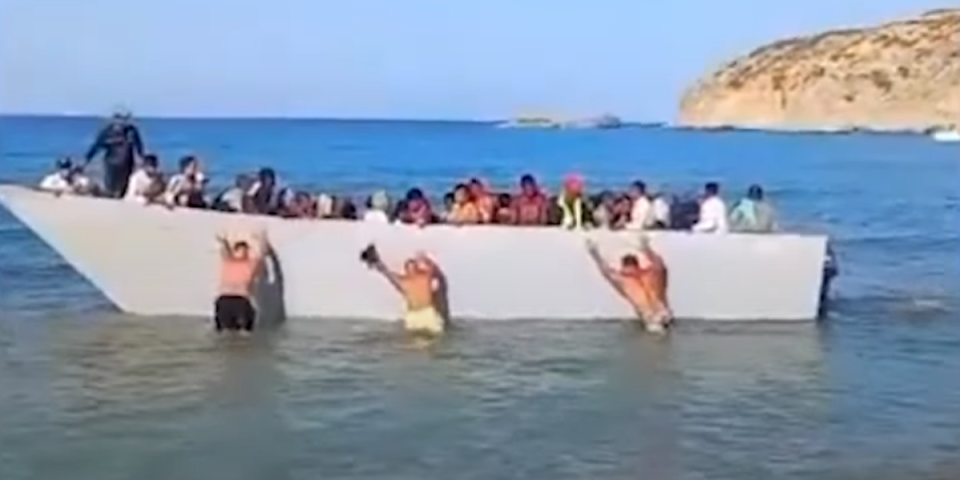 (VIDEO) Dramatični snimci iz Grčke: Narod sprečio iskrcavanje migranata, haos na popularnoj plaži