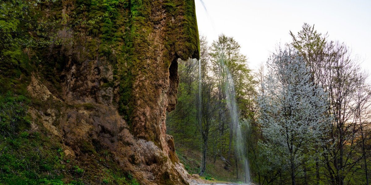 Vodopad je nastao prirodnim procesima erozije stena i oblikovanja tla