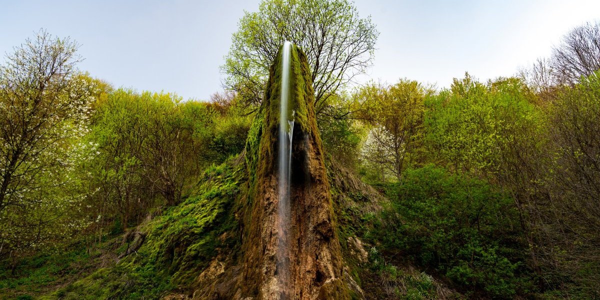 Do vodopada se stiže lokalnim putem iz Despotovca