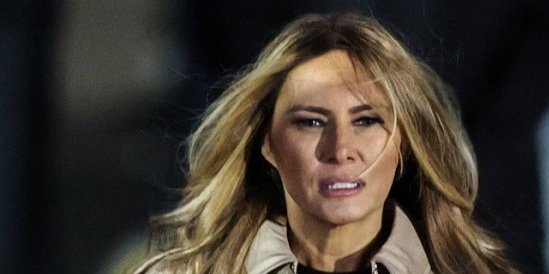 Melanija mantilom od nekoliko hiljada evra bacila Britance u trans (FOTO)