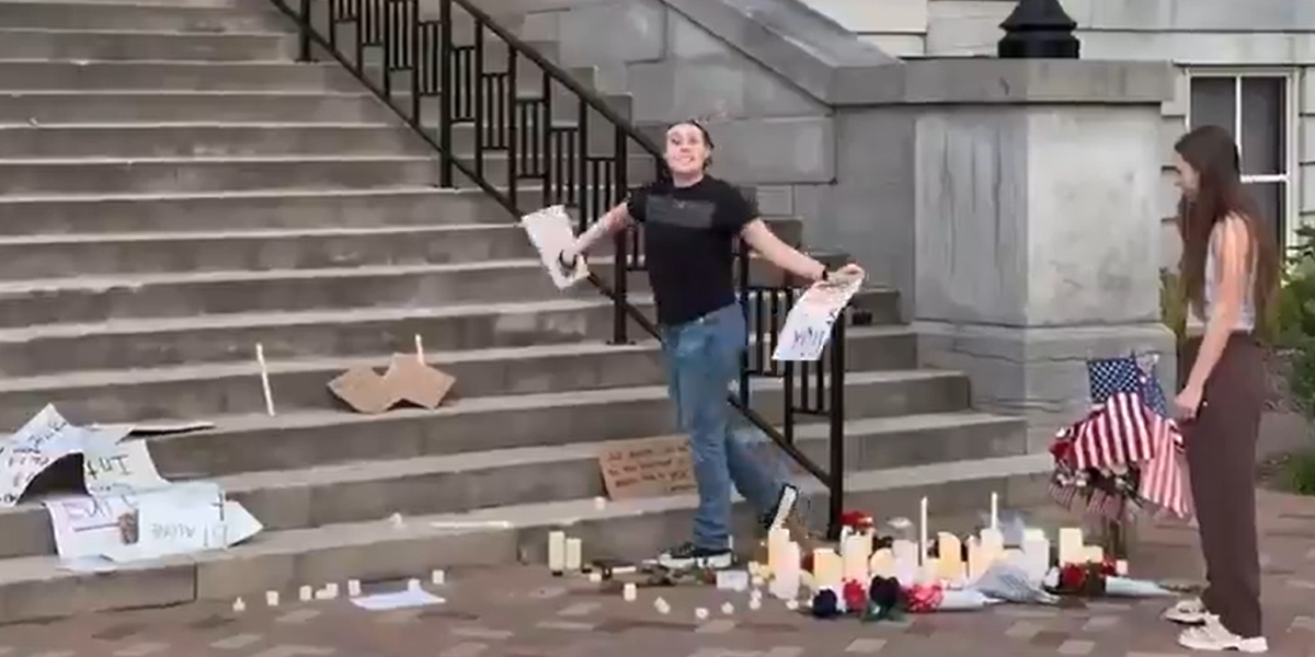 (VIDEO) Ovako se to radi u SAD! Levičarkama život uništen: Oskrnavile spomen-obeležje Kirka, a onda...