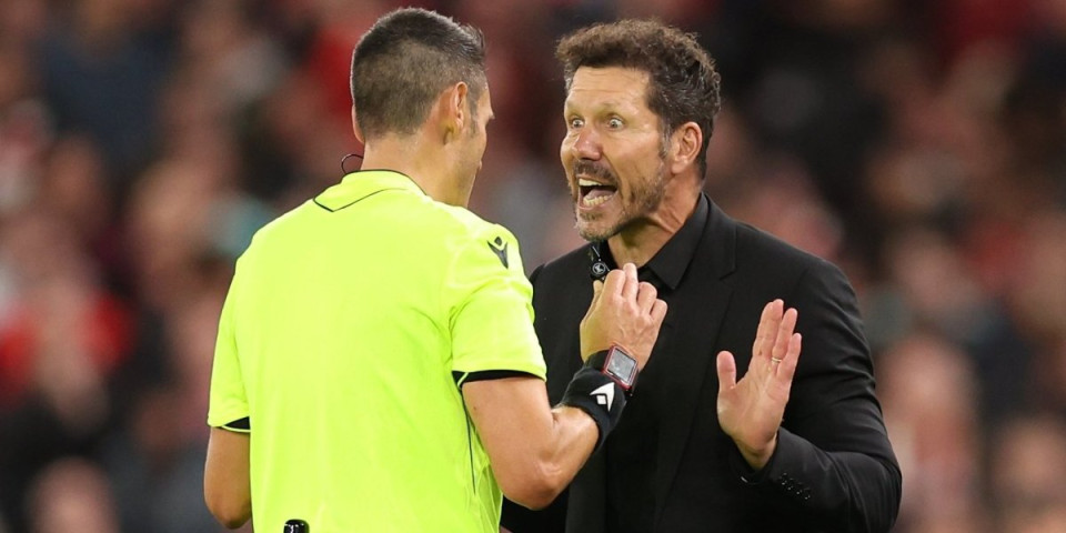 Simeone u klinču sa navijačima: Trener Atletika potpuno podivljao na Enfildu (VIDEO)
