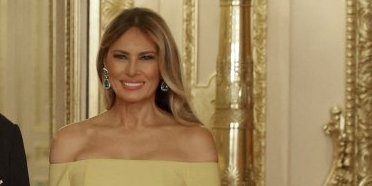 Melanija Tramp zasenila kraljicu golim ramenima: Prva dama SAD zablistala u žutoj haljini (FOTO)