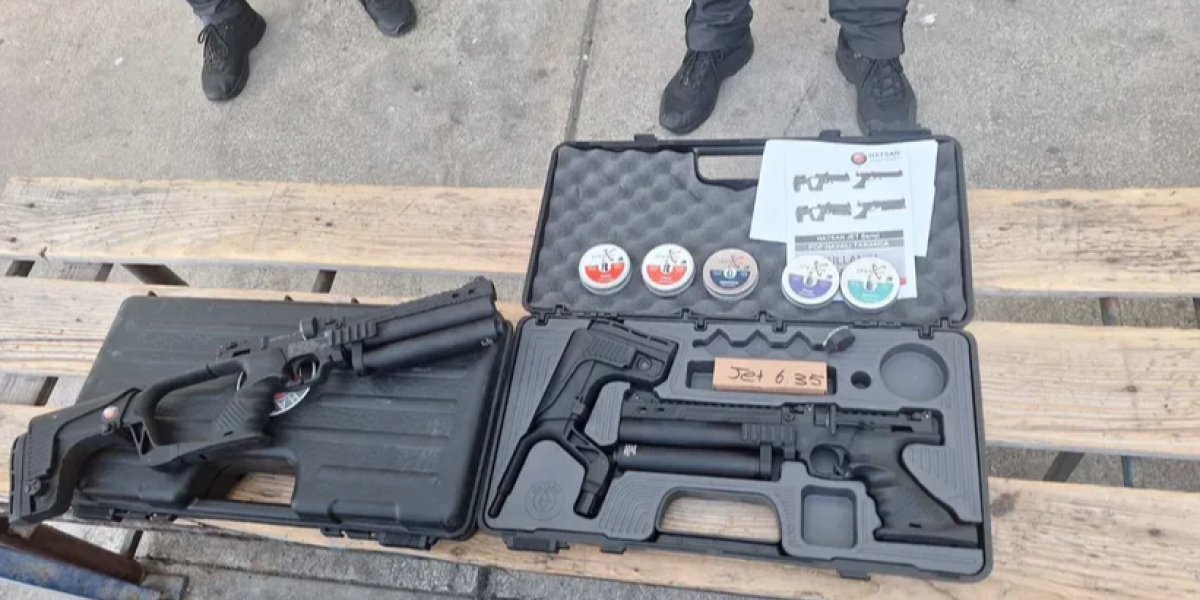 Ispod sedišta dve kutije pune oružja: Filmska zaplena na Preševu (FOTO)