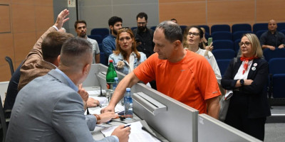 Zgubidani su danas pokušali da spreče održavanje Skupštine opštine Stari grad, pa je odbornik Zeleno-levog fronta Ivan Kolarik krenuo da lomli mikrofon u sali!