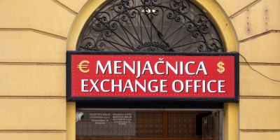 Zvanični srednji kurs dinara za evro se menja u ponedeljak i iznosiće 117,2527 dinara.