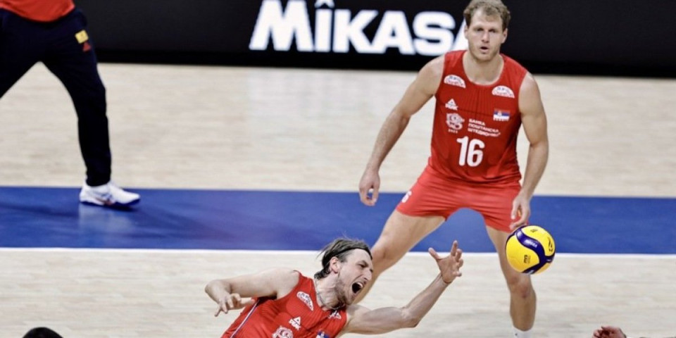 Spektakl u busu - Odbojkaši slavili uz Stoju posle pobede nad Brazilom (VIDEO)
