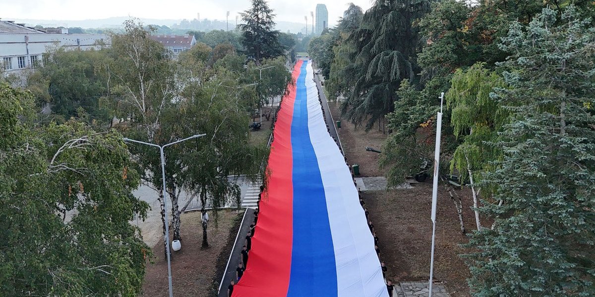 Razvijena trobojka duga 300 metara: Veličanstven prizor na vojnoj paradi (VIDEO)