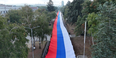 Vojna parada "Snaga jedinstva 2025" održava se danas u Beogradu, a ispred Palate "Srbija" pripadnici Vojske Srbije razvili su i srpsku zastavu dugu 300 metara!