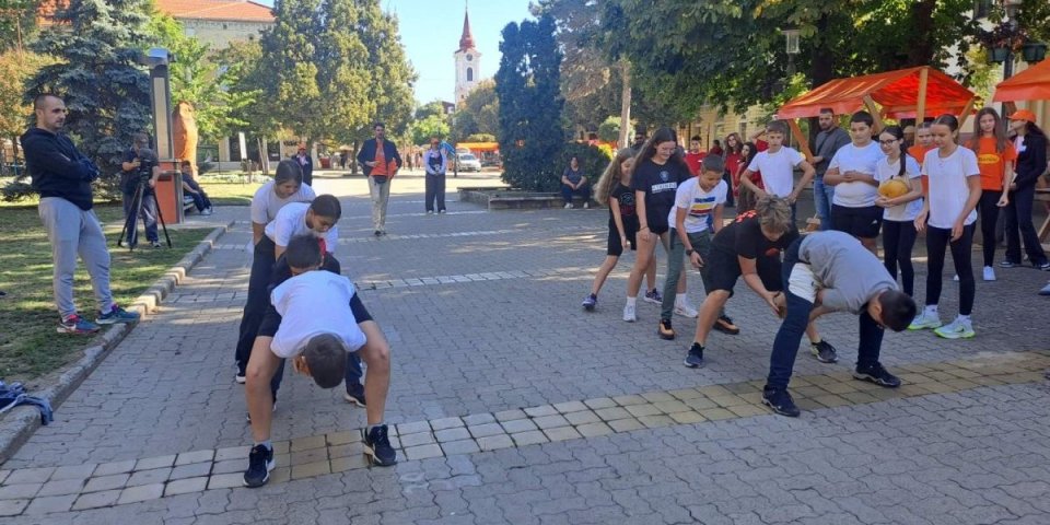 Igrali se s bundevom usred Kikinde: Počeli Dani ludaje (VIDEO)