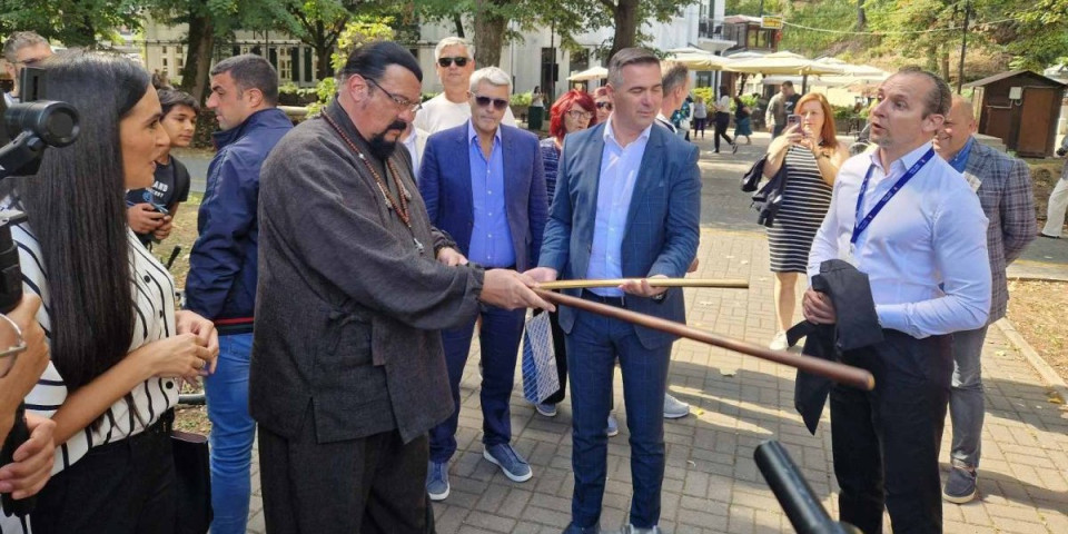 Stiven Sigal zavoleo Srbiju! Prošetao Vrnjačkom Banjom, rešio da pazari  kuću (VIDEO)