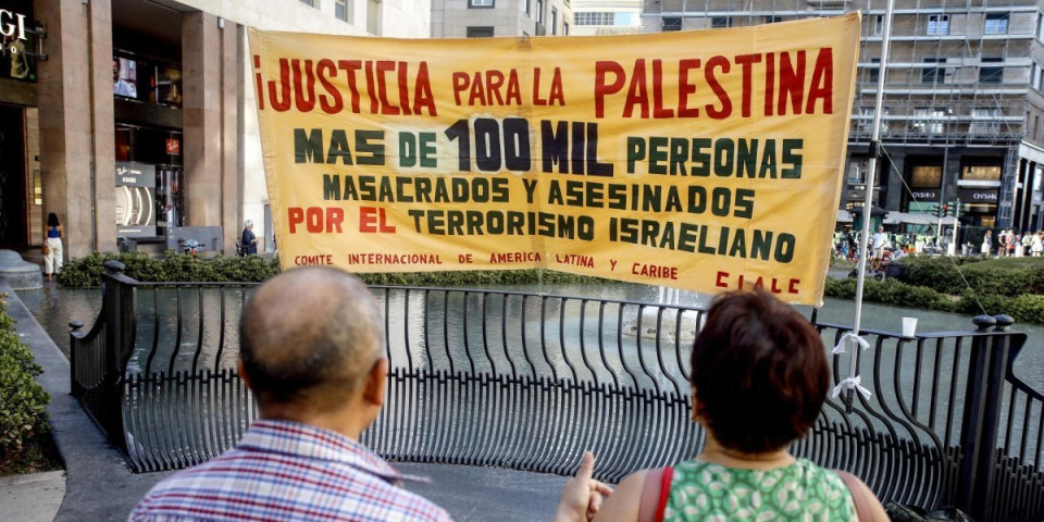 Nezapamćena scena u Italiji: Aktivisti upali na sednicu i napravili haos