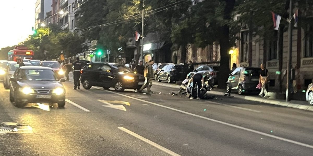 Udarno! Vozilo N1 udarilo policajca ispred RTS-a - povređen je i prevezen u Urgentni centar (FOTO/VIDEO)