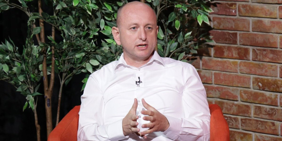 Sramota u Podgorici! Odbijen predlog o uvođenju srpske trobojke kao državne zastave