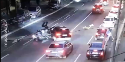 Novi zastrašujući snimak prikazuje kako vozilo u vlasništvu tajkunske televizije N1 silovito udara policajca na motoru u Takovskoj ulici u Beogradu, nedaleko od zgrade RTS-a.