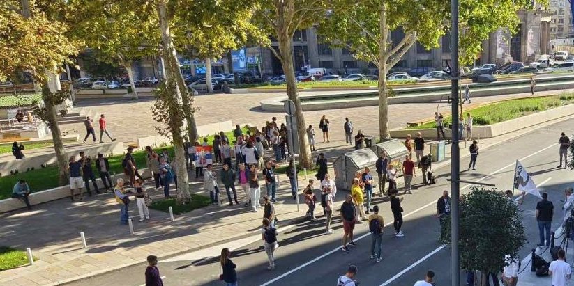 Blokade u minijaturi: Šaka jada blokadera ispred Skupštine grada Beograda