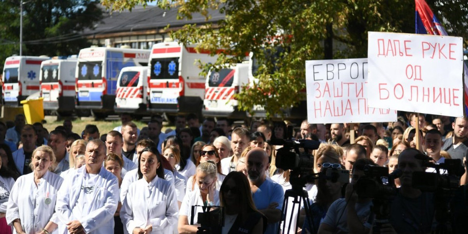 Zdravstveni radnici protestovali zbog upada Kurtijeve policije u KBC Kosovska Mitrovica i Dom zdravlja (FOTO)
