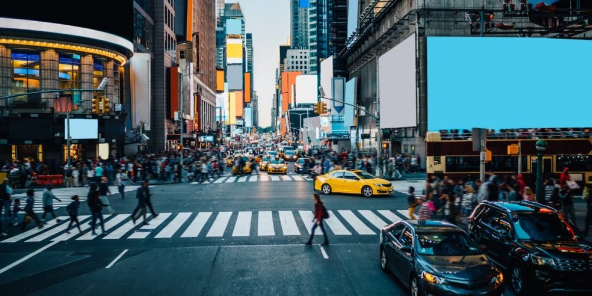 Devojka se skinula nasred ulice: Ono što je sledeće usledilo zapalilo je društvene mreže (VIDEO)