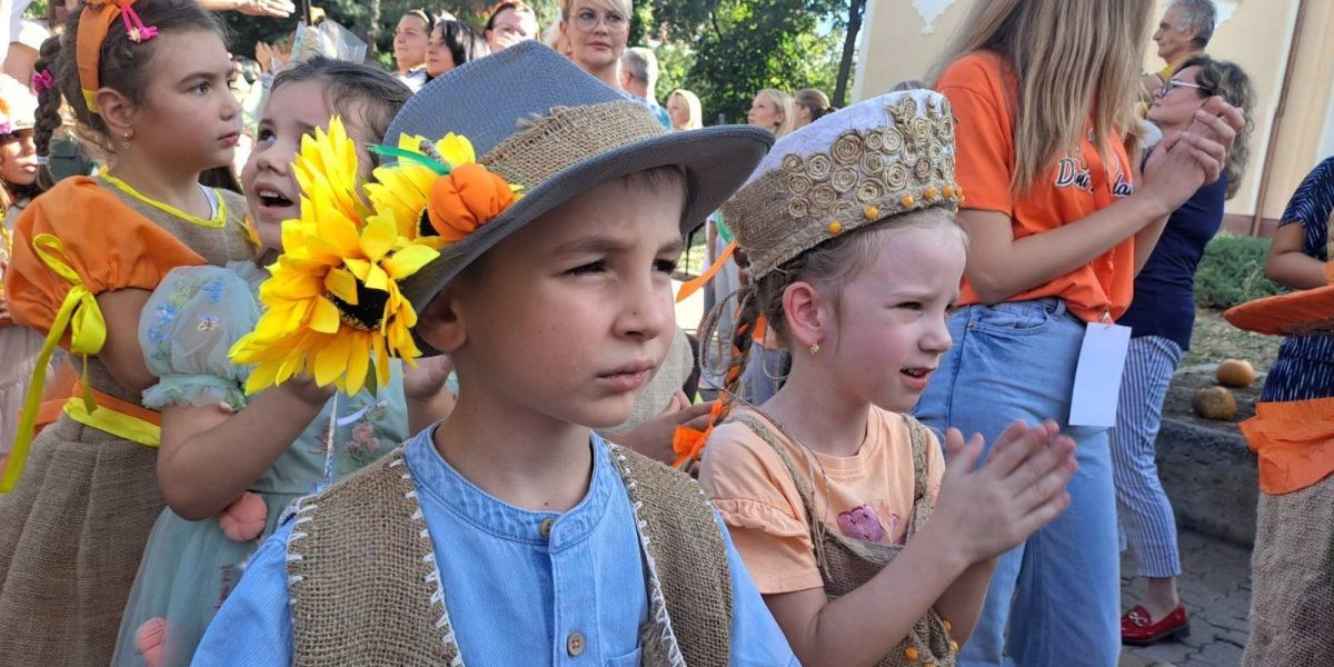 Oni su najlepši deo Dana ludaje! Povorku sa više od 400 mališana kroz grad poveli štulaši