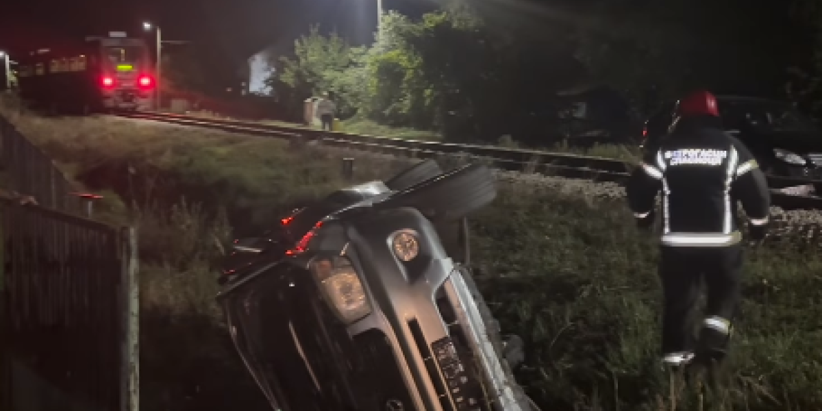 Prvi snimci nesreće u Loznici: Auto u jarku pored pruge, delovi rasuti (VIDEO)