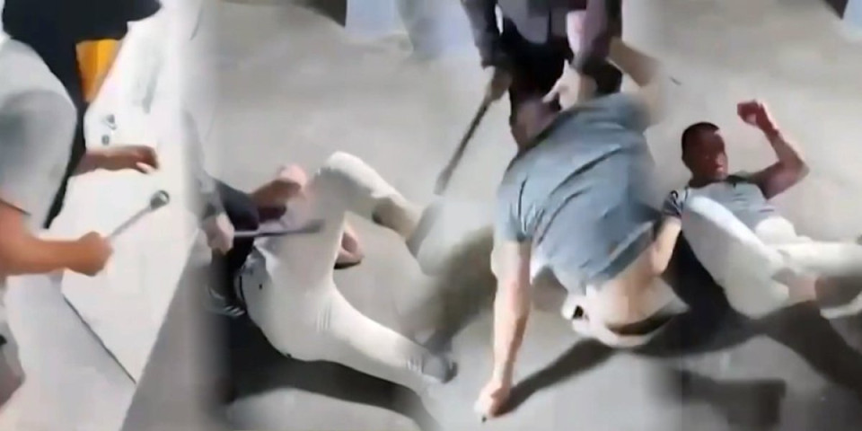 Pajserima mu lome kost po kost: Snimak premlaćivanja Danila Đurovića ledi krv (VIDEO)