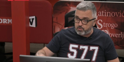 Glavni urednik Informer Dragan J. Vučićević pojavio se na Informer televiziji u majici koja je mnoge zaintrigirala.