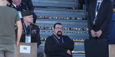 Proslavljeni holivudski glumac Stiven Sigal stigao je na vojnu paradu u Beogradu.