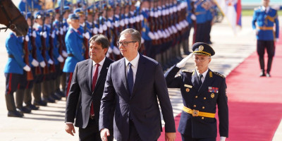 Predsednik Srbije Aleksandar Vučić poručio je danas povodom vojne parade pod nazivom "Snaga jedinstva" koja je održana u Beogradu da su pripadnici Vojske Srbije "naša snaga, uzdanica i ponos".