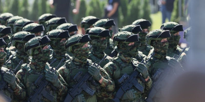 Tokom vojne parade u Beogradu povodom Dana srpskog jedinstva, slobode i nacionalne zastave, jedan vojnik iznenadio je prisutne tako što je pred svima zaprosio svoju devojku.