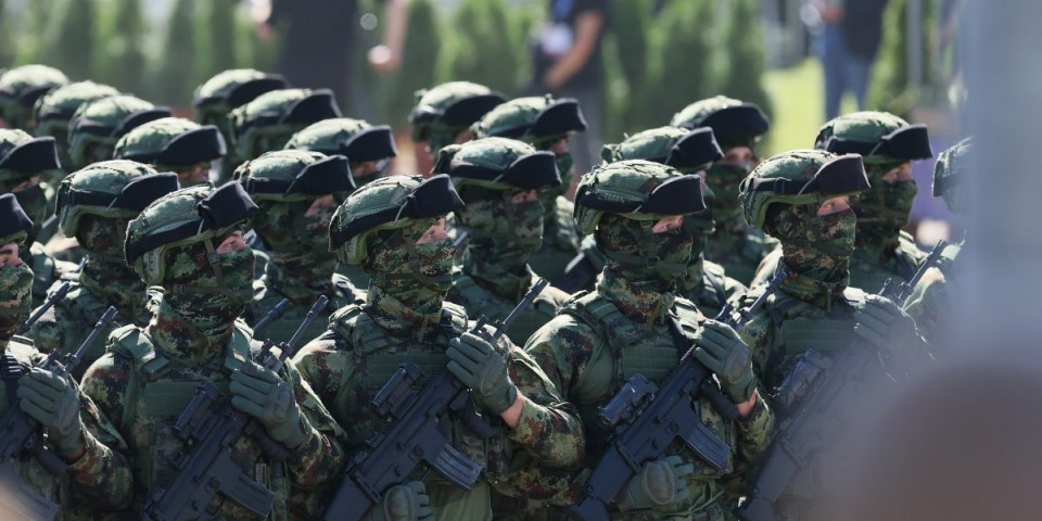 Ovo morate da vidite: Šta je vojnik izvukao iz uniforme tokom parade u Beogradu (VIDEO)