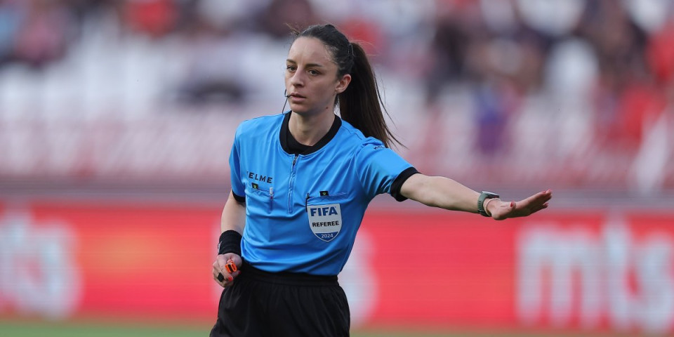 Ova dama ima specijalni zadatak na derbiju: Sudbina "večitih" u njenim rukama (FOTO)