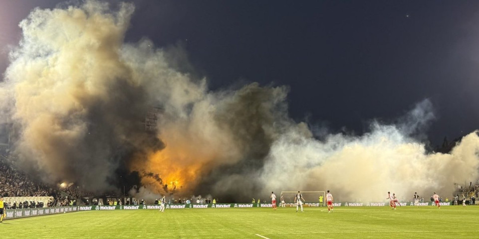 Sve gori u Humskoj, haos na tribinama - Prekinut 'večiti' derbi (FOTO/VIDEO)