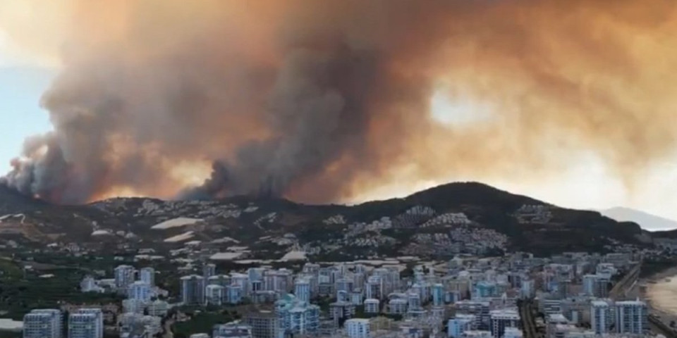 Antalija se više ne vidi od dima: Situacija sve gora - Ljudi beže u panici, 800 vatrogasaca na terenu! (VIDEO)