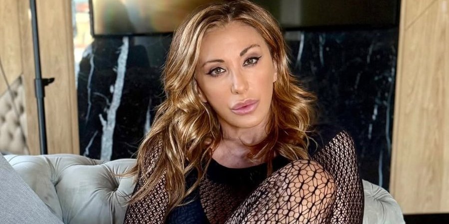 Obukla mrežaste čarape pa se naguzila na krevetu: Italijanska pevačica sa najvećim grudima ponovo provocira (FOTO)