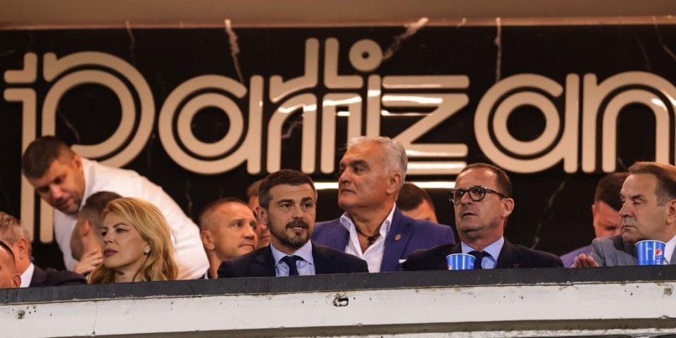 Haos u Humskoj! "Grobari" napali Peđu Mijatovića, njega jedva obuzdali ljudi iz lože (VIDEO)