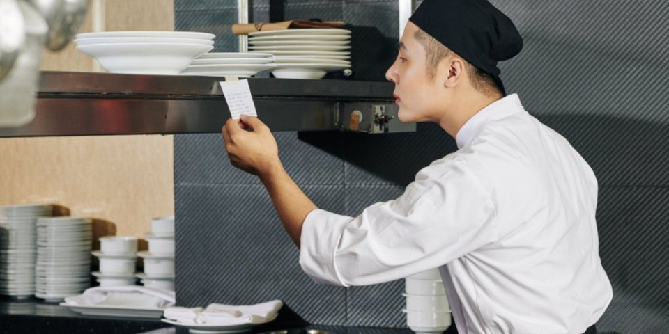 Japanski restoran pogrešnih porudžbina: Konobari i konobarice sa demencijom, donose vam ono što su zapamtili