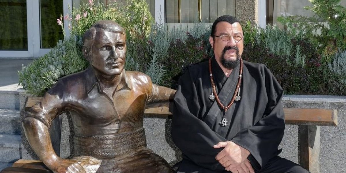 Stiven Sigal se slikao pored spomenika Velimira Bate Živojinovića (FOTO)