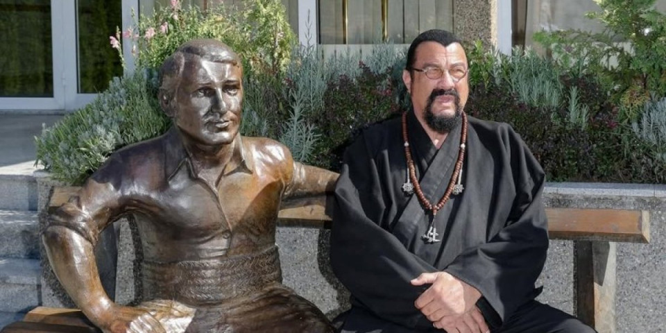 Stiven Sigal se slikao pored spomenika Velimira Bate Živojinovića (FOTO)