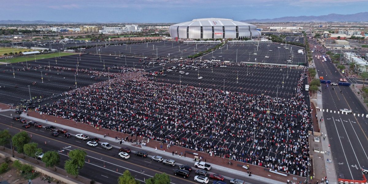 Okupljeni građani ispred sale za komemoraciju