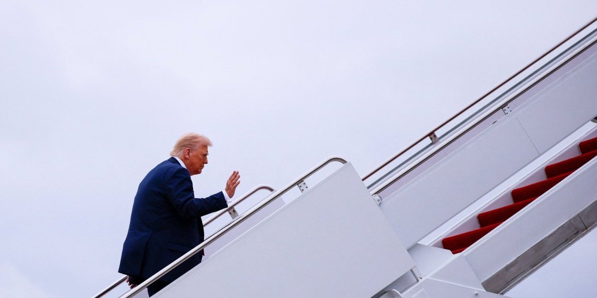 (VIDEO) Tramp u jako nezgodnoj situaciji: Sve se trese oko njega - Ovo ne izgleda baš najbolje...