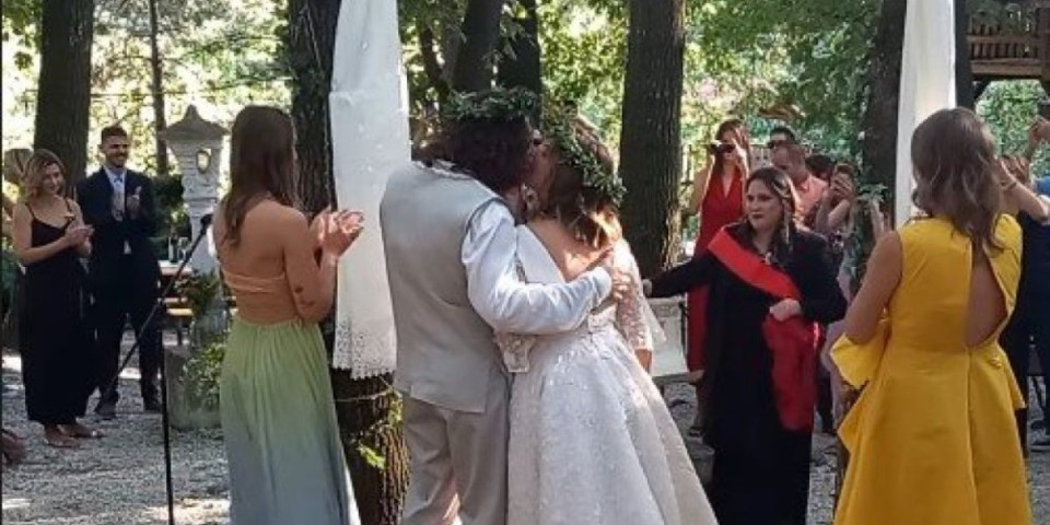 Udala se ćerka poznate pevačice - Venčanje obavili u tajnosti usred šume (FOTO)