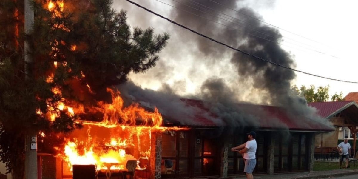 Gori restoran u Šapcu: Vatrena stihija progutala objekat (FOTO)