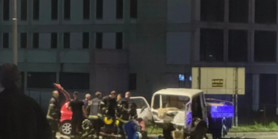 Jeziva saobraćajka u Kragujevcu: Sudarili se automobil i kamion, smrskana vozila (FOTO)