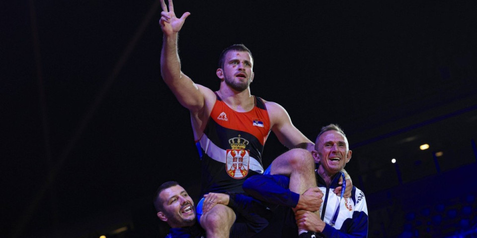 Da li će Hrvati kazniti Komarova jer je pokazao tri prsta usred Zagreba?