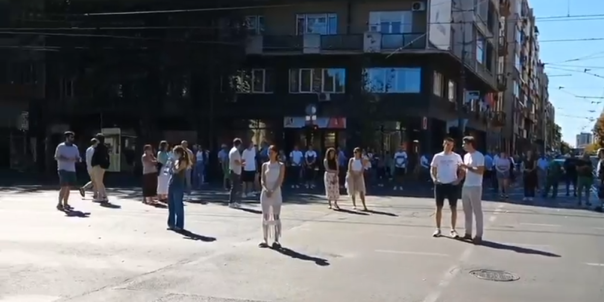 Šta rade ovi zgubidani?! Pogledajte dešavanje ispred Pravnog fakulteta u Beogradu (VIDEO)