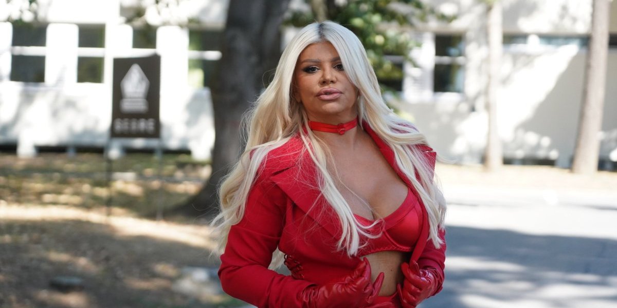 Dara Bubamara sa dečkom otišla u Dubai - Gole grudi stavila na njega (FOTO)