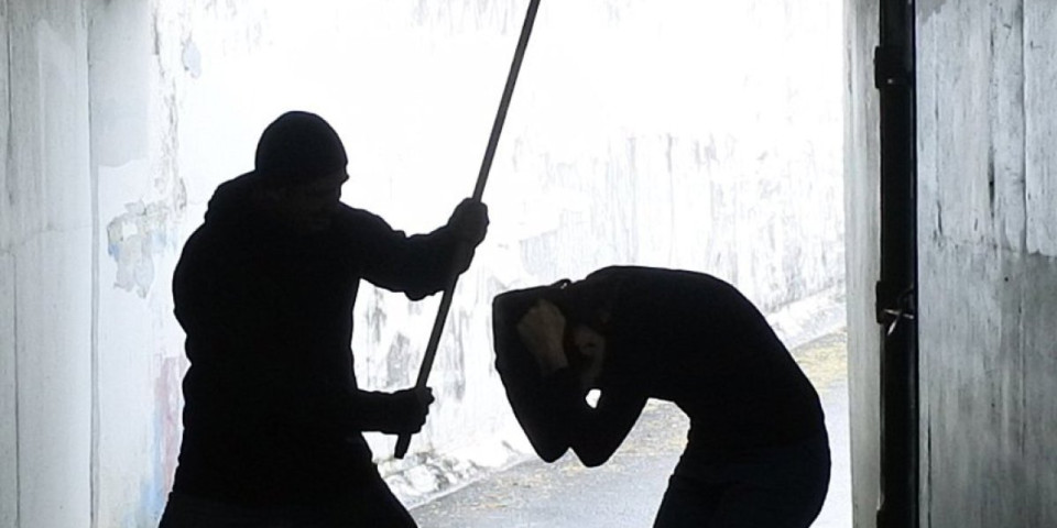 Krvnički tukao muškarca drvenom letvom: Pokušaj ubistva u Subotici