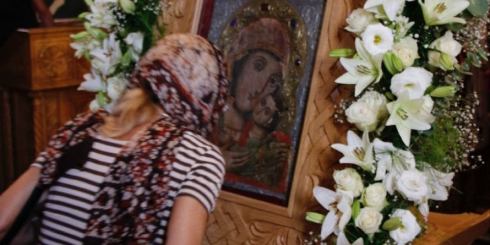 Milost Majke Božije: Više od 15.000 vernika pred ikonom koju 90 godina čuvaju monasi SPC
